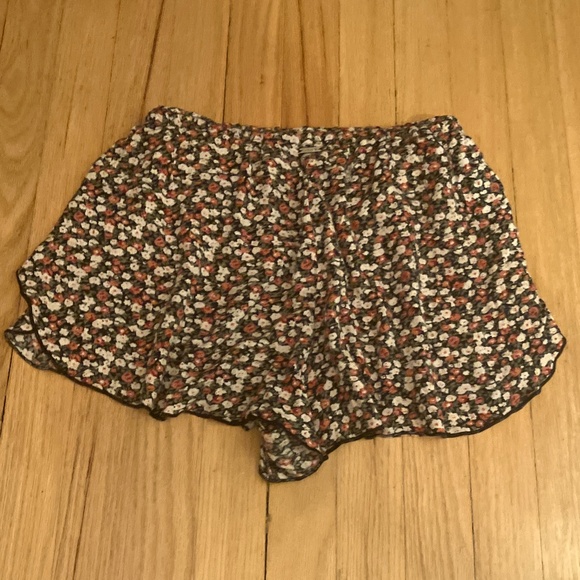 XS Volcom flowery shorts - Picture 2 of 4